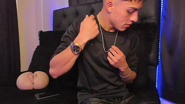 Snapshot of James1lee_ chatting on 12, 1, 2025 James1lee online show from 12, 1, 2025