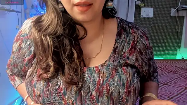 Snapshot of Gulabi_Queen chatting on 2, 2, 2025 Gulabi Queen online show from 2, 2, 2025