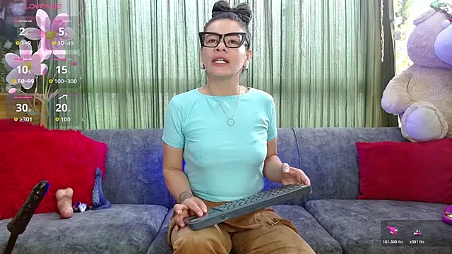 Snapshot of oriana_thomson2 chatting on 6, 11, 2025 oriana thomson2 online show from 6, 11, 2025