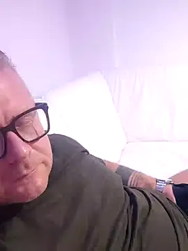 Snapshot of swingr chatting on 5, 1, 2025 swingr online show from 5, 1, 2025