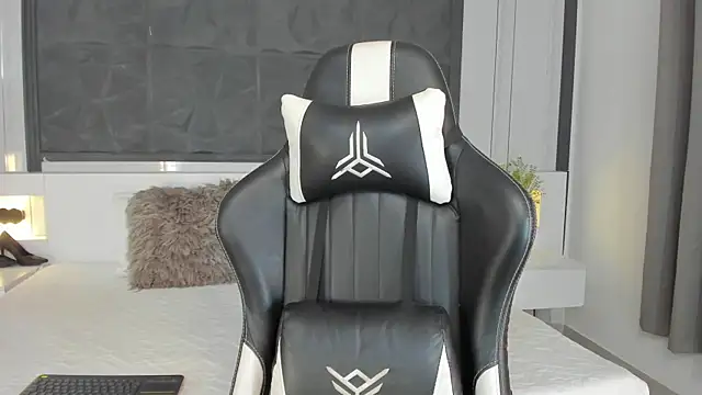 SaraGomez1 online show from 4, 12, 2025