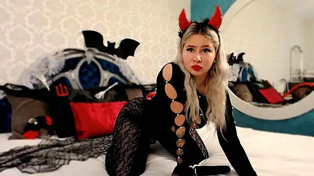 SuzzySweet18 online show from 31, 10, 2025