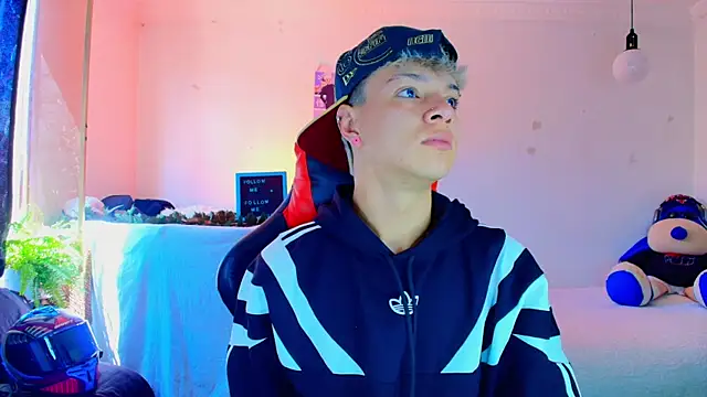 Snapshot of twink_sebas_ chatting on 18, 11, 2025 twink sebas online show from 18, 11, 2025