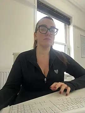 Miss Stassi online show from 3, 2, 2025