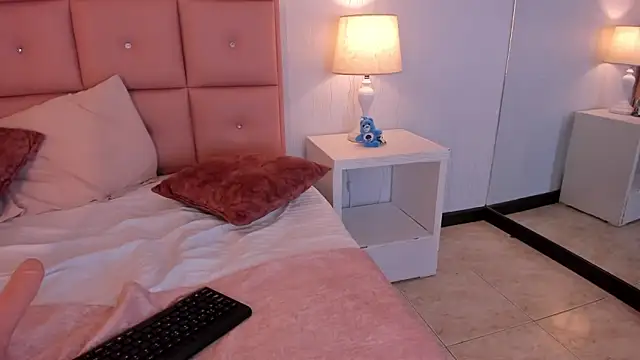 Snapshot of laura_smith33 chatting on 8, 3, 2025 laura smith33 online show from 8, 3, 2025