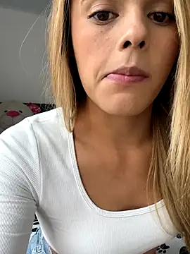 Snapshot of ZoeJohnsoon chatting on 13, 12, 2025 ZoeJohnsoon online show from 13, 12, 2025