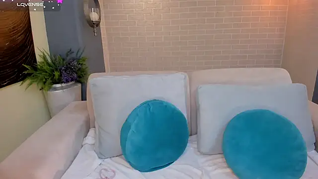 IsabellaHill  online show from 18, 12, 2024