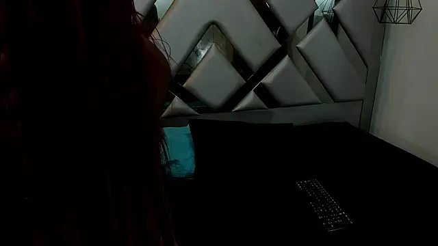 Nahomi-Hill online show from 8, 9, 2025