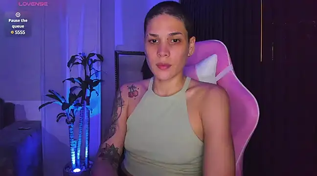 Snapshot of Charlee_pink chatting on 4, 1, 2025 Charlee pink online show from 4, 1, 2025