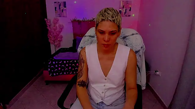 Snapshot of Charlee_pink chatting on 7, 10, 2025 Charlee pink online show from 7, 10, 2025