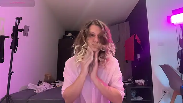 Snapshot of Alice_Pinkhead chatting on 15, 12, 2025 Alice Pinkhead online show from 15, 12, 2025