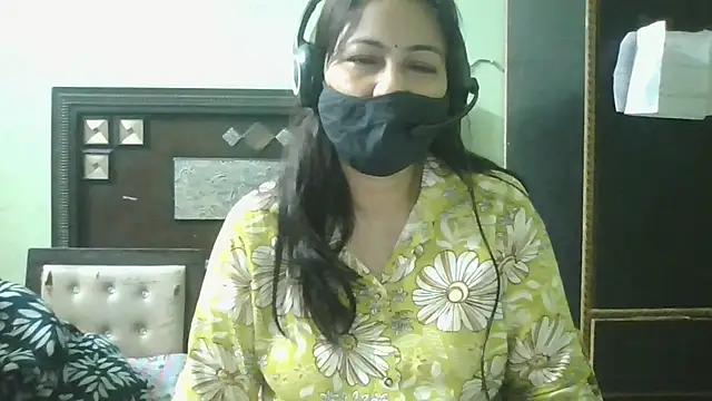 Snapshot of couplesuni chatting on 18, 5, 2026 couplesuni online show from 18, 5, 2026