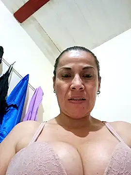 Snapshot of Zaralu_ chatting on 5, 3, 2025 Zaralu online show from 5, 3, 2025