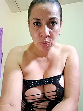 Snapshot of Zaralu_ chatting on 27, 10, 2025 Zaralu online show from 27, 10, 2025