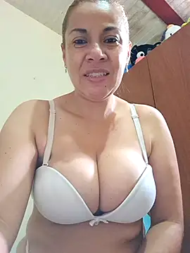 Snapshot of Zaralu_ chatting on 17, 11, 2025 Zaralu online show from 17, 11, 2025