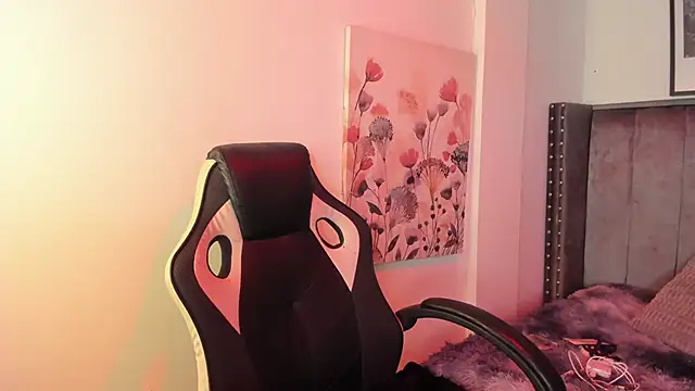 Snapshot of Alaia_Cute chatting on 3, 10, 2025 Alaia Cute online show from 3, 10, 2025