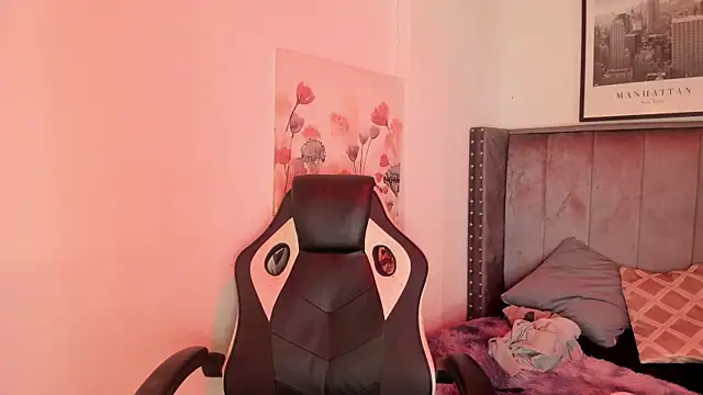 Snapshot of Alaia_Cute chatting on 12, 11, 2025 Alaia Cute online show from 12, 11, 2025