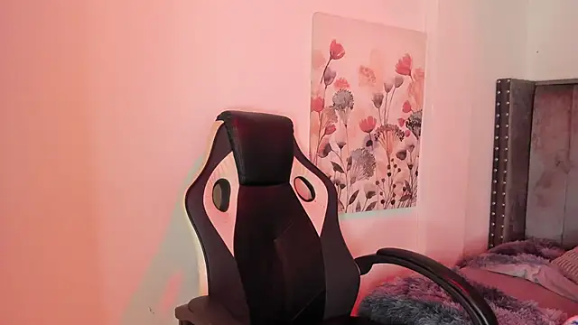 Snapshot of Alaia_Cute chatting on 5, 12, 2025 Alaia Cute online show from 5, 12, 2025