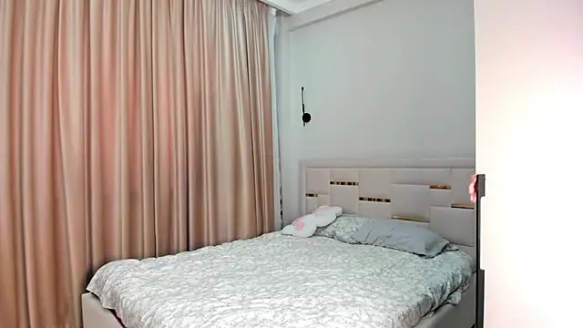 Snapshot of Lola_Peach chatting on 23, 12, 2025 Lola Peach online show from 23, 12, 2025