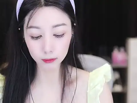 Nuyoah-77 online show from 7, 10, 2025