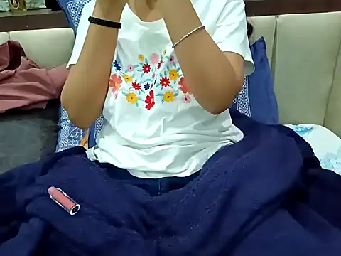 Snapshot of GoldnessAishu chatting on 23, 12, 2024 GoldnessAishu online show from 23, 12, 2024