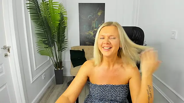 AgathaKlouin online show from 7, 10, 2025