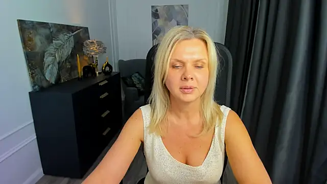 AgathaKlouin online show from 18, 4, 2026