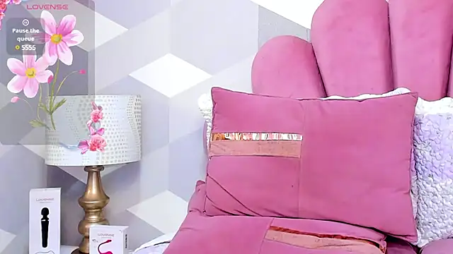 Snapshot of KylieMonnett chatting on 14, 3, 2025 KylieMonnett online show from 14, 3, 2025