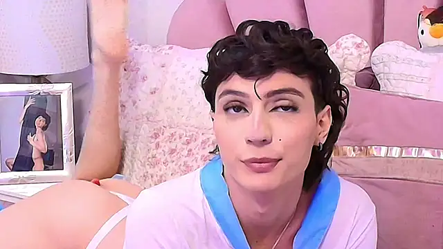 Snapshot of KylieMonnett chatting on 27, 10, 2025 KylieMonnett online show from 27, 10, 2025