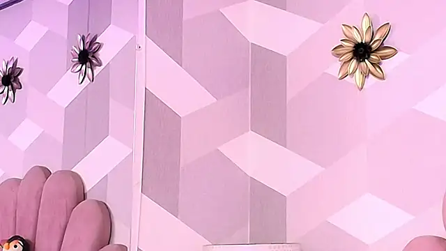 Snapshot of KylieMonnett chatting on 2, 12, 2025 KylieMonnett online show from 2, 12, 2025