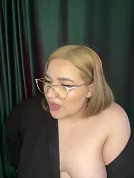 Snapshot of Leya__Droit chatting on 10, 3, 2025 Leya Droit online show from 10, 3, 2025