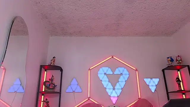 littlevixen18 online show from 4, 2, 2026