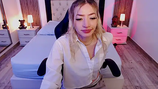 Snapshot of zoe_jones13 chatting on 8, 10, 2025 zoe jones13 online show from 8, 10, 2025