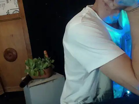 Snapshot of laye19 chatting on 4, 10, 2025 laye19 online show from 4, 10, 2025