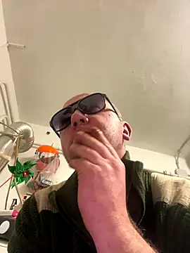 Snapshot of paul_daniel chatting on 21, 12, 2025 paul daniel online show from 21, 12, 2025