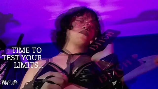 Snapshot of vanelope11 chatting on 22, 10, 2025 vanelope11 online show from 22, 10, 2025