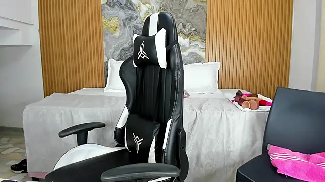 Danna topless online show from 31, 1, 2025