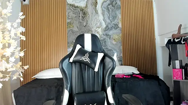 Danna topless online show from 14, 5, 2026
