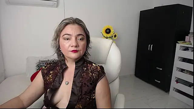 Chiraz hasnaa online show from 3, 1, 2025