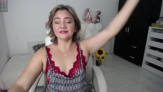 Chiraz hasnaa online show from 25, 1, 2025