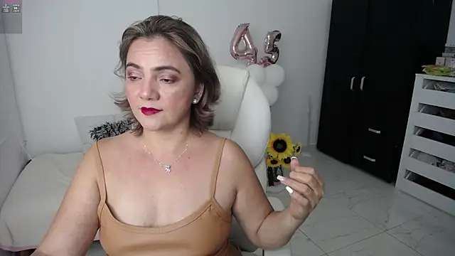 Chiraz hasnaa online show from 25, 1, 2025