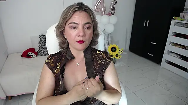 Chiraz hasnaa online show from 1, 2, 2025