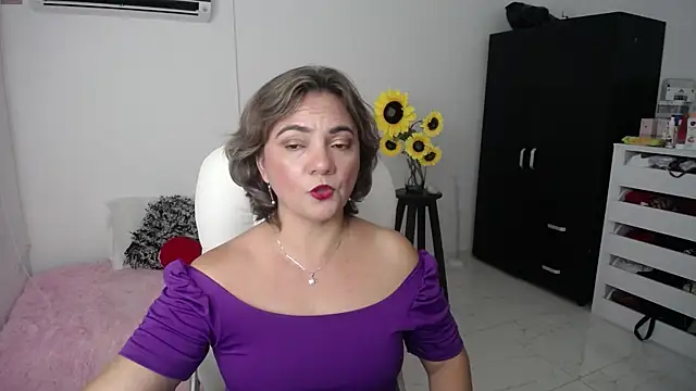 Chiraz hasnaa online show from 18, 2, 2025