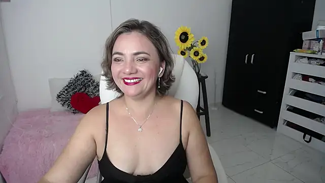 Chiraz hasnaa online show from 21, 2, 2025