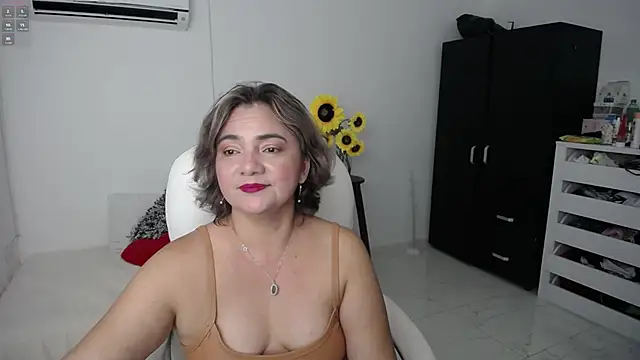 Chiraz hasnaa online show from 4, 3, 2025