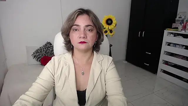 Chiraz hasnaa online show from 5, 3, 2025