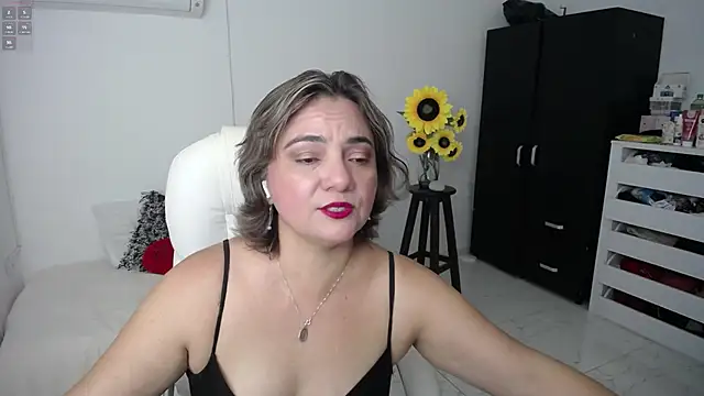 Chiraz hasnaa online show from 6, 3, 2025