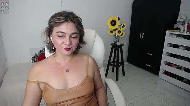 Chiraz hasnaa online show from 9, 3, 2025