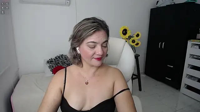 Chiraz hasnaa online show from 14, 3, 2025