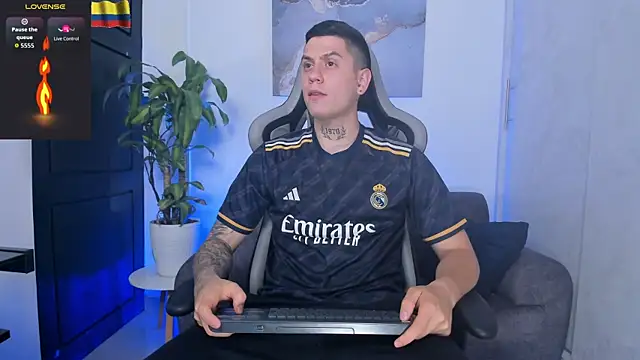 Snapshot of Yeiko_Romero_ chatting on 4, 11, 2025 Yeiko Romero online show from 4, 11, 2025